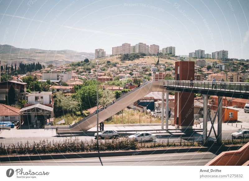 Izmir Landschaft Sommer Schönes Wetter Hügel Berge u. Gebirge Gipfel Türkei Stadt Stadtrand bevölkert überbevölkert Haus Hochhaus Brücke Gebäude Architektur