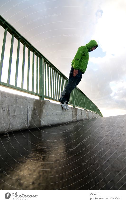 schräglage II umfallen gefährlich Gummi stehen Beginn Sträucher gerade weiß grün Regenjacke Einsamkeit rot schwarz verrückt Wolken glänzend Sonnenlicht