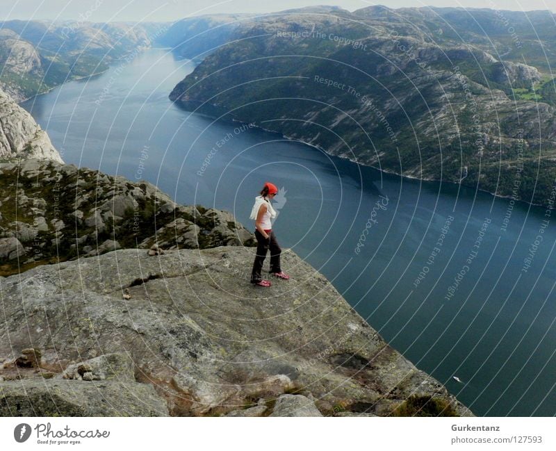 Lisefjord Lysefjord Stavanger Norwegen Am Rand Klippe Skandinavien Frau Kopftuch Ecke Berge u. Gebirge schön Fjord praekestolen Wasser Fluss Natur Landschaft