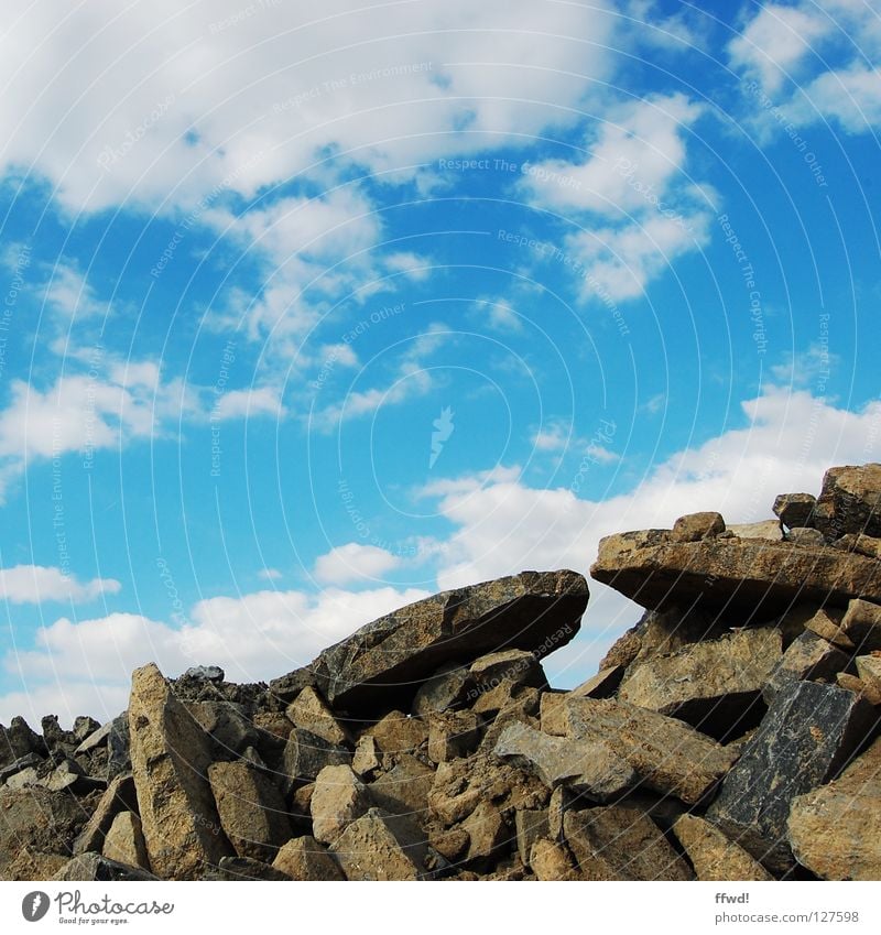 Geröllhalde Steinhaufen Steinbruch Geröllfeld Haufen Bauschutt Wolken gebrochen verwüstet Berge u. Gebirge Mineralien verfallen Felsen Felswüste Himmel blau