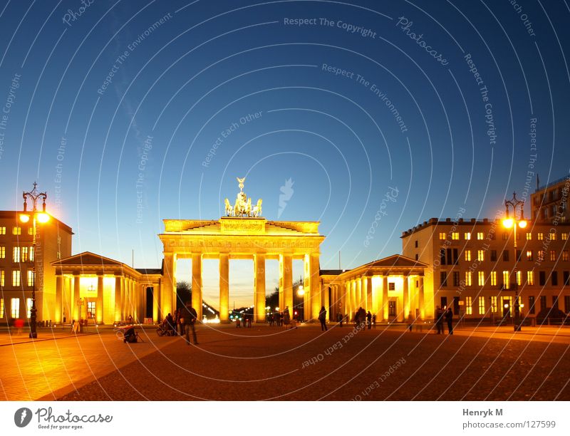 Tribut to Berlin Nacht Brandenburger Tor Nachtaufnahme Stadt Wahrzeichen Denkmal Hauptstadt Abend