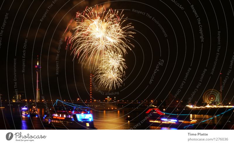 Feuerwerk Rheinkirmes 02 Nachtleben Jahrmarkt Feierabend Veranstaltung Nachthimmel Flussufer Stadt Hafenstadt Brücke Passagierschiff Fähre mehrfarbig Farbfoto