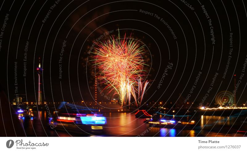 Feuerwerk Rheinkirmes 03 Nachtleben Jahrmarkt Wasser Düsseldorf Stadt Hafenstadt Brücke Passagierschiff Fähre mehrfarbig Farbfoto Außenaufnahme