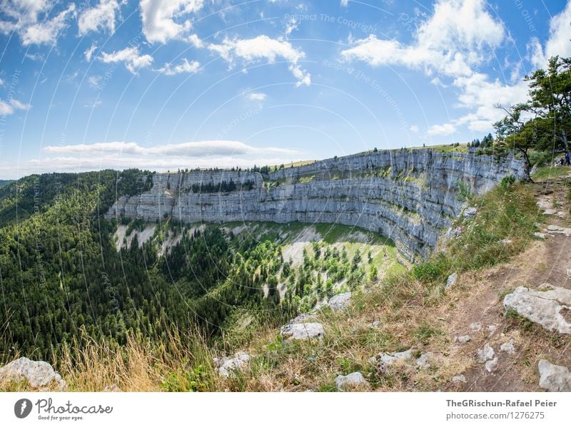 Creux du van Umwelt Natur Landschaft Urelemente Himmel Wolken Sommer blau braun grau grün schwarz weiß Wald creux du van Felsen beeindruckend Aussicht Ferne