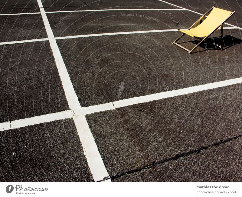 VERGESSEN Platz Strukturen & Formen Parkplatz Rechteck Streifen Asphalt Teer hart Pore schwarz Parkhaus Liegestuhl bequem Sommer Holz gelb Einsamkeit kalt