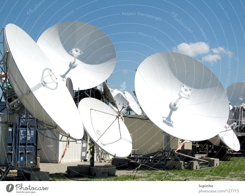 Sat-Schüsseln Wolken Medien modern Sommer Satschüsseln Blauer Himmel Technik & Technologie Begrüßung Fussball-WM 2006 Schönes Wetter Übertragungstechnik