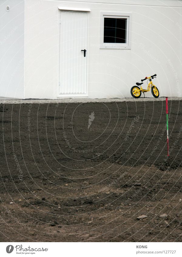 hells angels Fahrrad Kinderfahrrad Garage weiß Bewegung Mountainbike Einsamkeit Freizeit & Hobby bicycle carport gelbes rad dreckig Erde krume trist