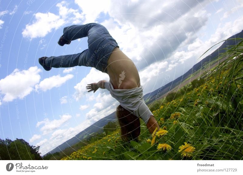 Einhandstand Blume Wiese Panorama (Aussicht) springen Wolken Ilmenau Frühling blenden Idylle Jugendliche himmlisch schön wach Übermut Aktion Luft gefroren Gras