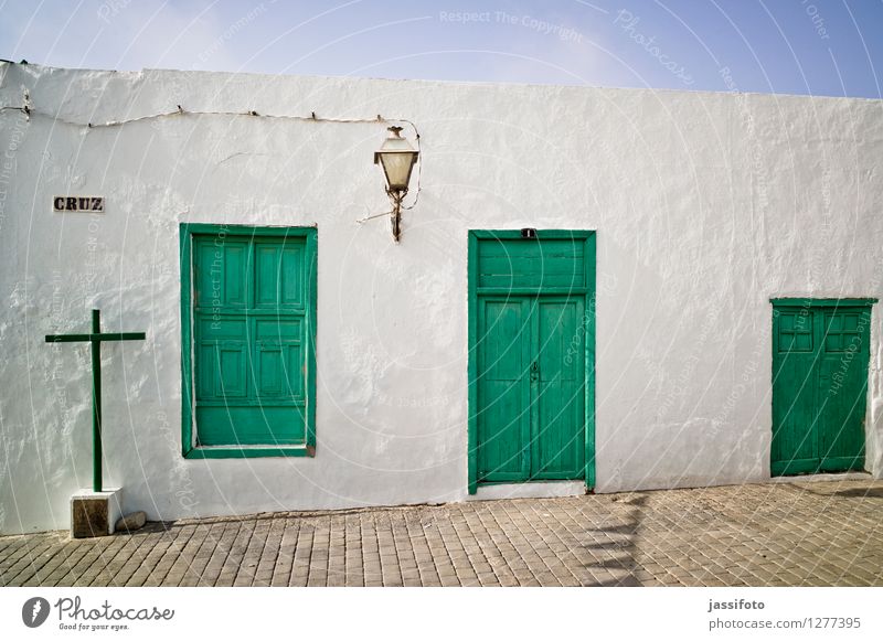 das Kreuz mit dem Haus Einfamilienhaus Bauwerk Gebäude Architektur Mauer Wand Fassade Fenster Tür alt Freundlichkeit grün Flachbau Kanaren Lanzarote Laterne