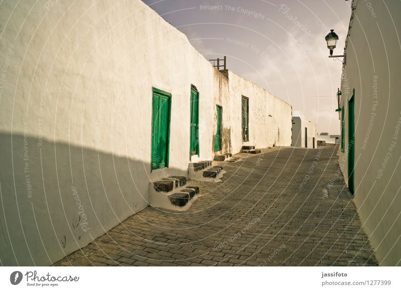 Gasse Ferien & Urlaub & Reisen Teguise Kleinstadt Altstadt Menschenleer Haus Bauwerk Gebäude Architektur Mauer Wand Straße historisch ruhig Lanzarote