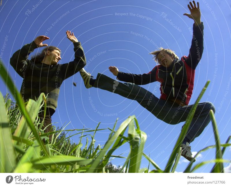 Kick off Blume Wiese Wolken Ilmenau Frühling blenden Idylle Jugendliche himmlisch schön wach Übermut Aktion Luft gefroren Gras grün Thüringen Physik genießen