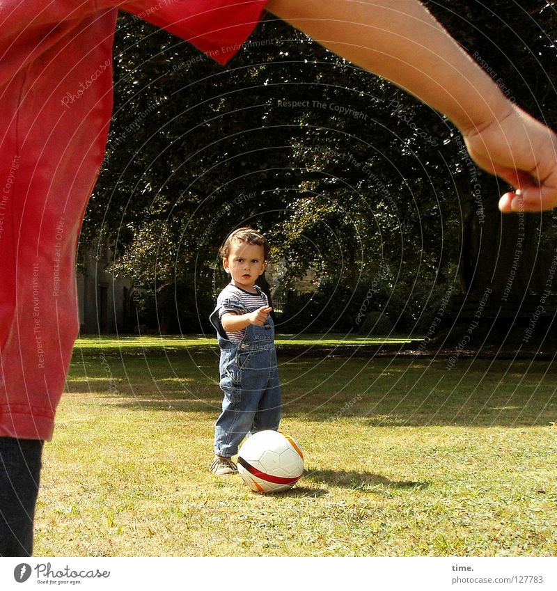 Pampers-Liga / Richtungstraining Freude Spielen Ballsport Fußball Kind Junge Arme Baum Wiese Spielzeug sprechen Kommunizieren erstaunt deuten vorgaukeln zeigen