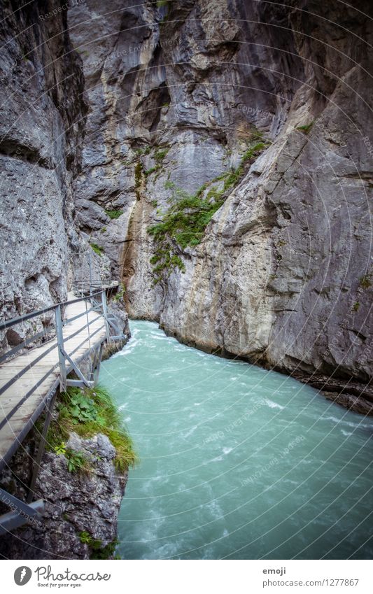 kalt Umwelt Natur Landschaft Urelemente Wasser Felsen Schlucht Fluss außergewöhnlich bedrohlich dunkel Stein Farbfoto Außenaufnahme Menschenleer Tag Weitwinkel