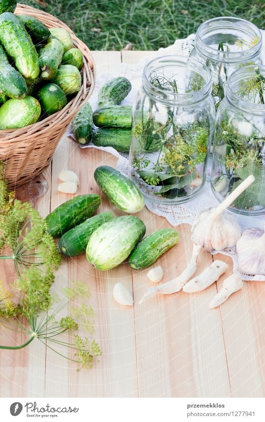 Vorbereiten der Bestandteile für in Essig einlegende Gurken Gemüse Kräuter & Gewürze Vegetarische Ernährung Garten frisch natürlich grün Korb konserviert