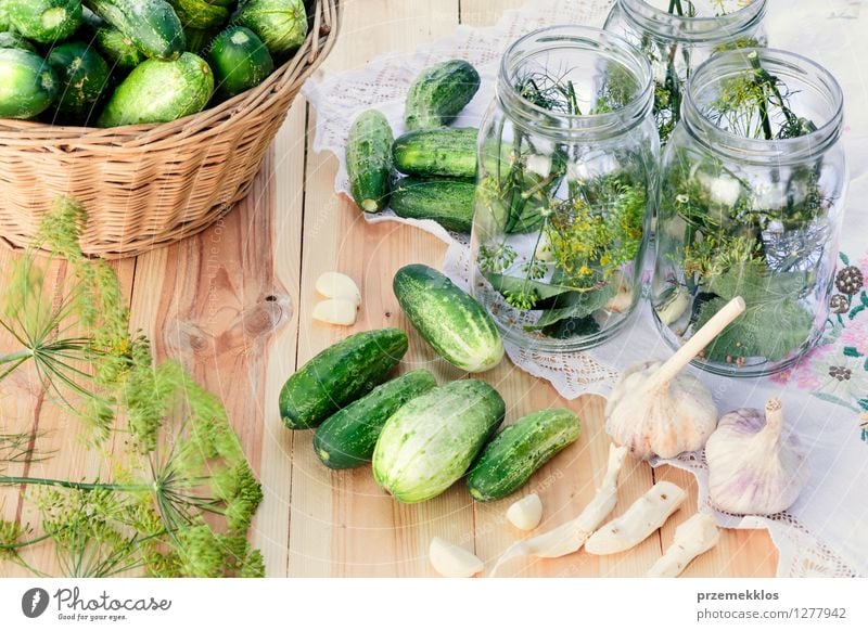 Vorbereiten der Bestandteile für in Essig einlegende Gurken Gemüse Kräuter & Gewürze Vegetarische Ernährung Garten frisch natürlich grün Korb konserviert