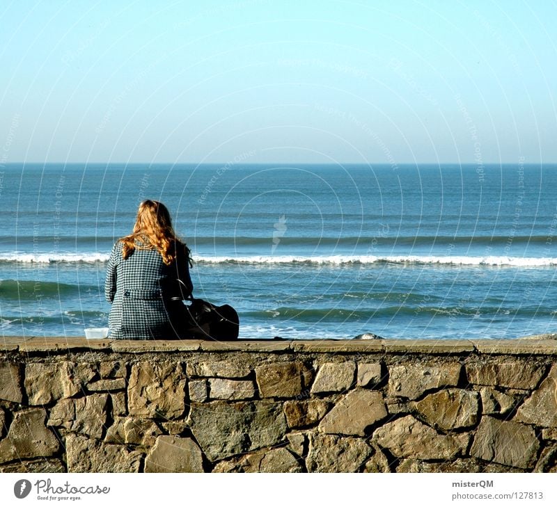 lonely world. Mauer Frau Ferne Meer Wellen blau Zukunft ungewiss Jugendliche Zukunftsangst Sozialer Dienst Konzentration sitzen ocean Stein bricks Denken Angst