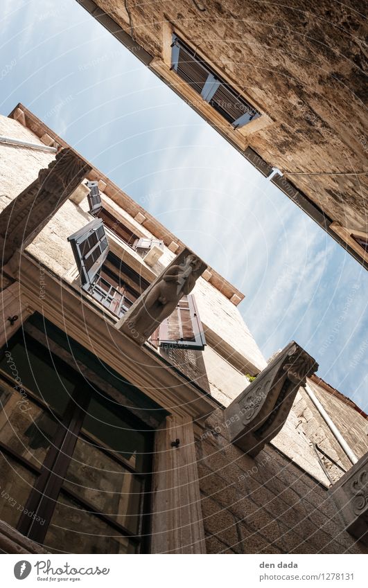 Korcula Kroatien Skulptur Architektur Schönes Wetter Dorf Kleinstadt Altstadt Menschenleer Burg oder Schloss alt ästhetisch historisch blau gelb Gasse Schlucht