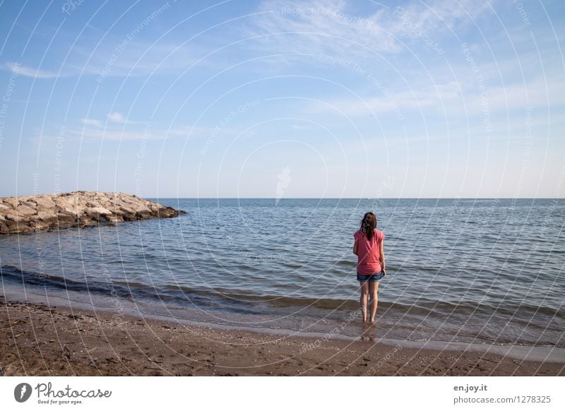 Sehnsucht... Ferien & Urlaub & Reisen Tourismus Ferne Sommer Sommerurlaub Strand Meer feminin Junge Frau Jugendliche Erwachsene 1 Mensch Natur Landschaft Himmel