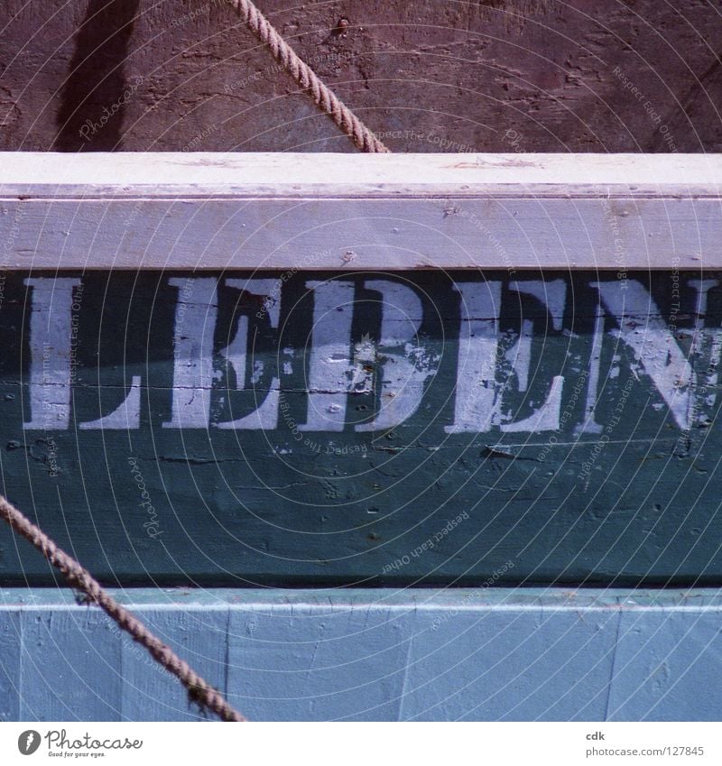 LEBEN UND LIEBEN. Leben beleben Überleben Lebenslauf Lebensmitte Wort Typographie Buchstaben Großbuchstabe Information Mitteilung Inhalt Wand Wasserfahrzeug