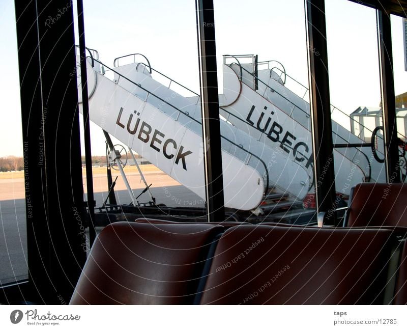 Flughafen Lübeck Rollfeld Warteraum Stuhl Luftverkehr Treppe Gate