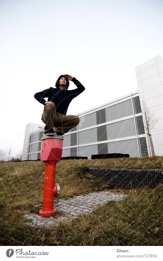 überblick behalten Aussicht fallen Gummi schwarz Hydrant rot Wiese Gras Mensch Architektur sitzen knien Blick inien Kapuze cordhose Anpassung anpassen rot hoch