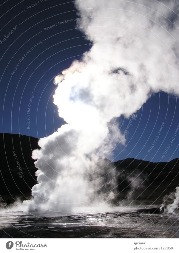 morgens viel Dampf Geysir Wasserfontäne Sonnenlicht Chile Salar de Atacama Hochebene Südamerika Kraft Wasserdampf Fumarole Blauer Himmel El Tatio Wüste