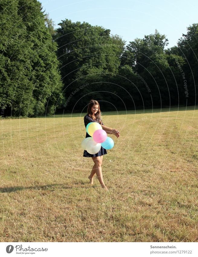 Mädchen mit Luftballons 2 Freiheit Sommer feminin Junge Frau Jugendliche Natur Landschaft Wiese Wald Kleid Lächeln elegant Fröhlichkeit natürlich Glück