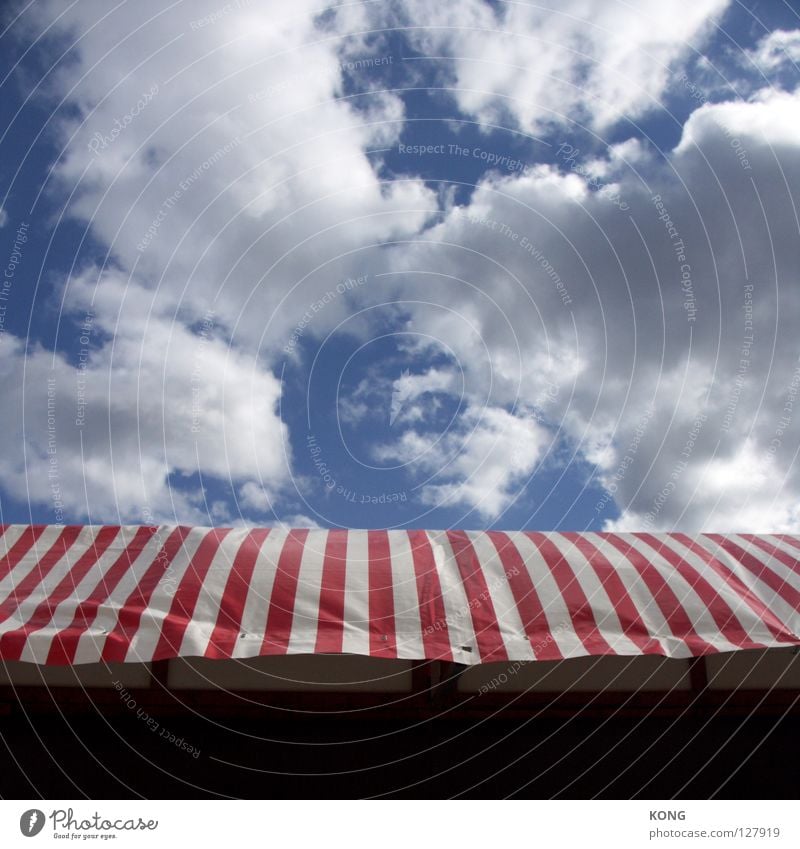 don't call me patriot Wolken schlechtes Wetter Streifen Dach Zelt rot weiß vertikal oben Abdeckung Detailaufnahme Himmel zuckerwatte.wattewolken Wohnung stehen