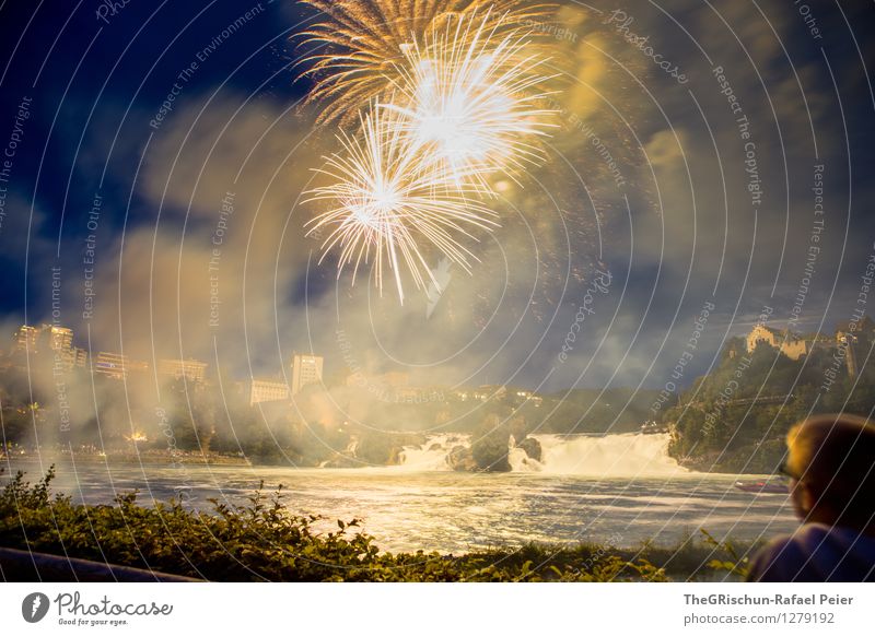 Feuerwerk 7 Kunst blau gelb gold grau grün schwarz weiß Schwanz Schweiz Rheinfall Wasser Felsen Nacht grell erleuchten Haus Publikum Spektakel Pyrotechnik