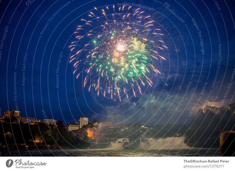 Feuerwerk 4 Sehenswürdigkeit Wahrzeichen blau mehrfarbig gelb grün violett orange rosa rot türkis weiß Pyrotechnik Rheinfall Wasserfall fest Nationalfeiertag