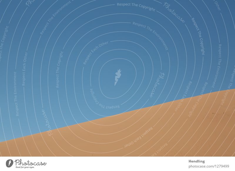 Wüstenstreifen Umwelt Wärme blau gelb gold Sand Düne Afrika Sahara trocken Dürre Marokko Farbfoto mehrfarbig Außenaufnahme Menschenleer Tag Licht