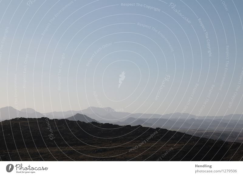 Bergrücken Umwelt Natur Landschaft Urelemente Erde Höhenangst Abenteuer Atlas Berge u. Gebirge Afrika Marokko Himmel blau schwarz grün ruhig Gesteinsformationen