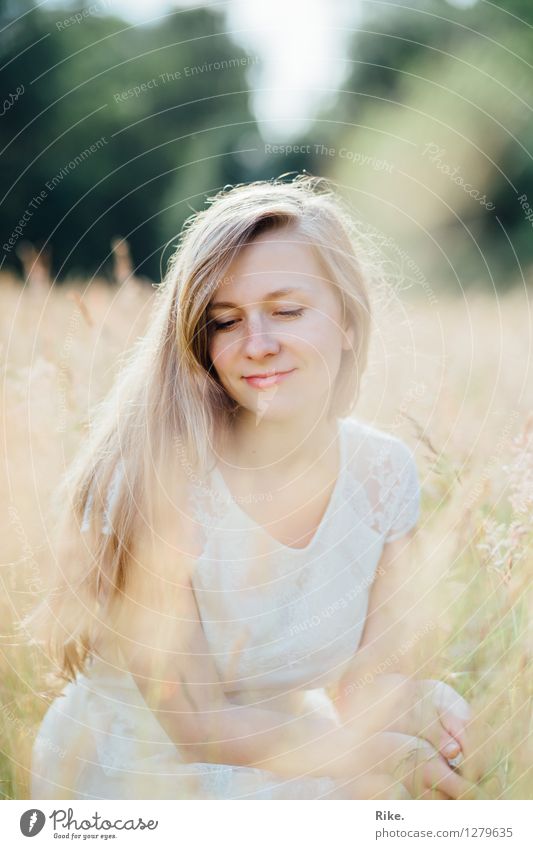 Für immer vielleicht. Mensch feminin Junge Frau Jugendliche Erwachsene 1 18-30 Jahre Umwelt Natur Pflanze Frühling Sommer Schönes Wetter Feld Kleid blond