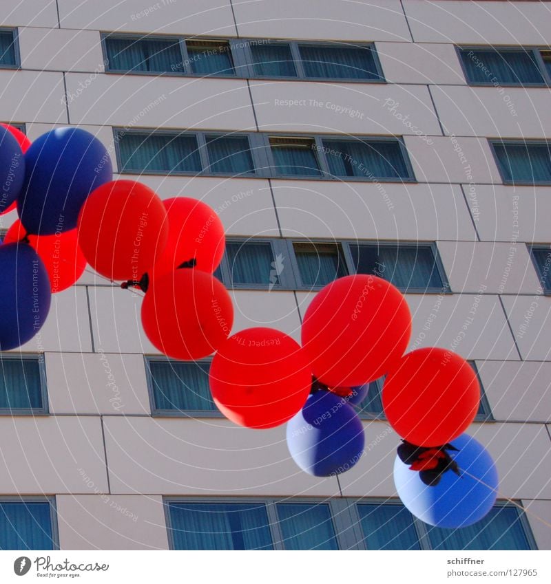 Ballons über Freiburg 3 Luftballon rund Party zyan rot hell-blau Hochhaus Freizeit & Hobby Freiburg im Breisgau Kugel usertreffen photocase Feste & Feiern