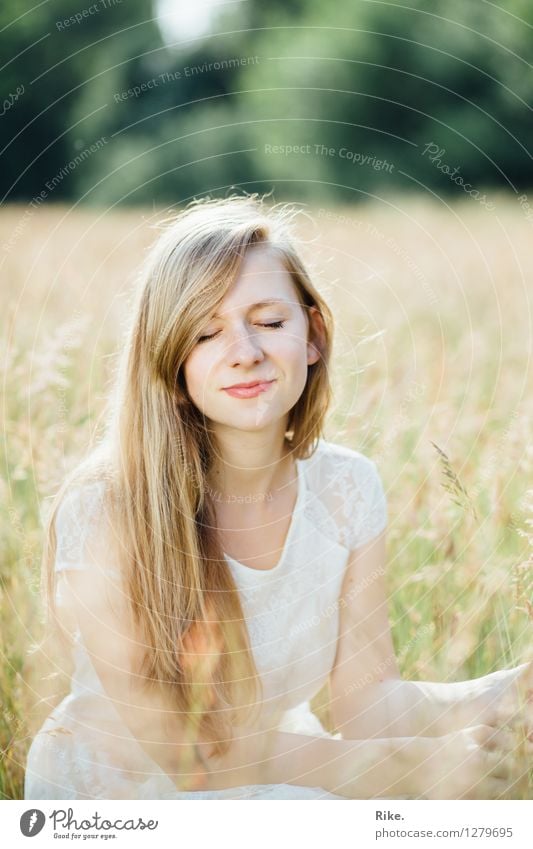 Stiller Moment. Gesundheit Allergie Mensch feminin Junge Frau Jugendliche Erwachsene Gesicht 1 13-18 Jahre 18-30 Jahre Umwelt Natur Sommer Feld blond langhaarig