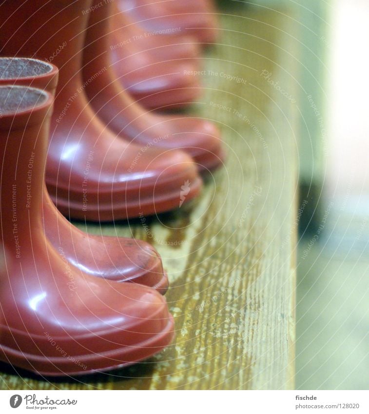 gummistiefeltreffen Stiefel Schuhe dreckig rot Gummi Gummistiefel Bauernhof Schlamm wasserdicht klein Spielen Pfütze Kindergarten Regen schlechtes Wetter Wasser