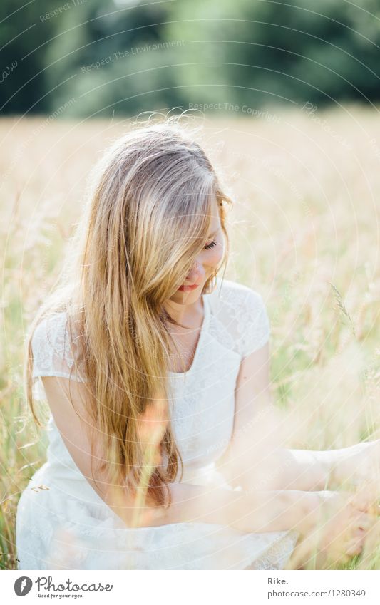 Sommerkind. Allergie Mensch feminin Junge Frau Jugendliche Erwachsene 1 13-18 Jahre 18-30 Jahre Umwelt Natur Landschaft Pflanze Schönes Wetter Feld blond