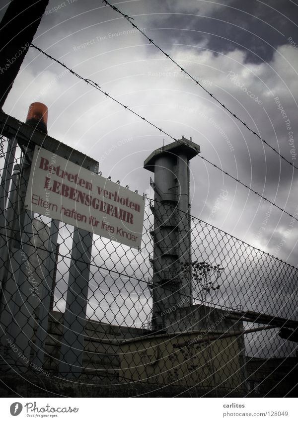 Lockruf Versuch ködern Lebensgefahr Zaun Maschendrahtzaun Stacheldraht Warnleuchte Schiebetor Silo Schrott Sanieren Demontage Insolvenz Subvention Notfall