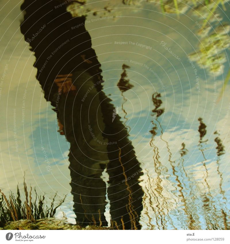 verschwommen Mann Kerl Baum Pflanze Reflexion & Spiegelung Unschärfe Wellen unruhig Wind Schilfrohr Bach Osten fließen wellig diagonal Stimmung Wolken