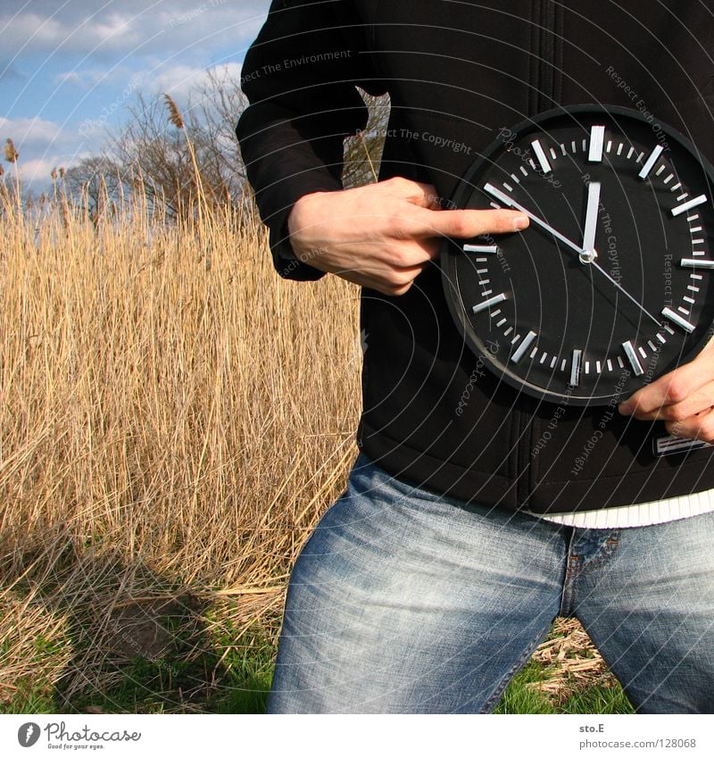 zehn vor zwölf Mann Kerl Baum Pflanze Wiese Uhr Zeit Wolken schlechtes Wetter Jacke Schatten verdunkeln Finger Zeigefinger Hand unruhig Wind Bach Osten