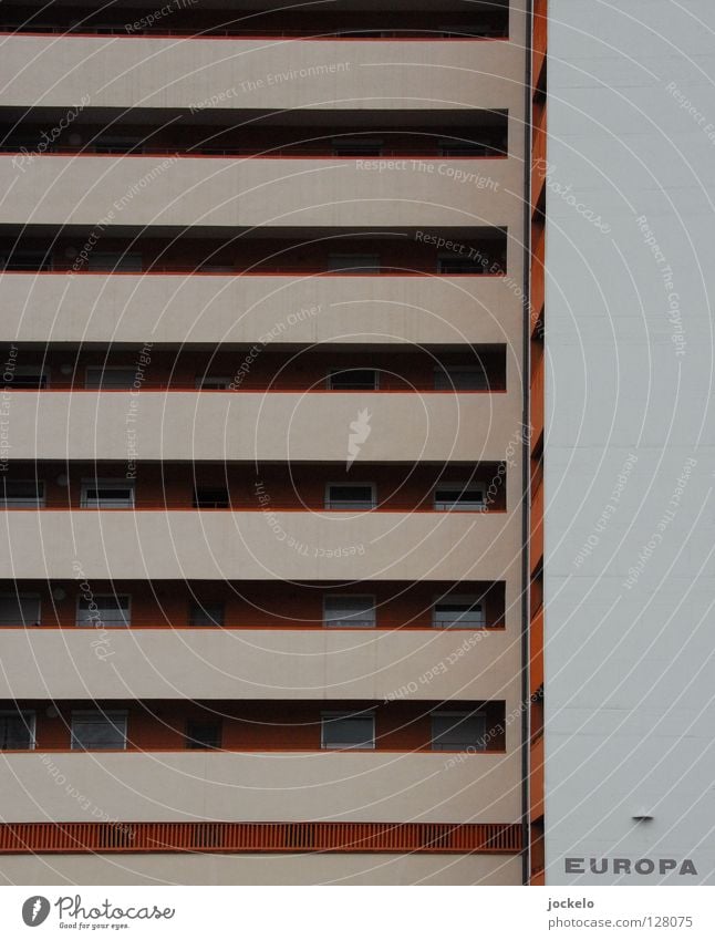 Europa nach DIN 276 Hochhaus grau Beton Balkon Stuttgart Platz Streifen Fenster Eingang Vorderseite Haus trüb Baustelle trist Fasanenhof Linie orange