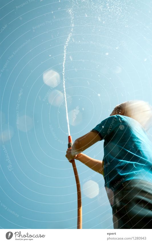 Regenmacher Sommer Kind Gartenschlauch Wasser Wasserstrahl Himmel Tropfen Bewegung entdecken festhalten Spielen frei frisch nass blau Freude Glück Lebensfreude