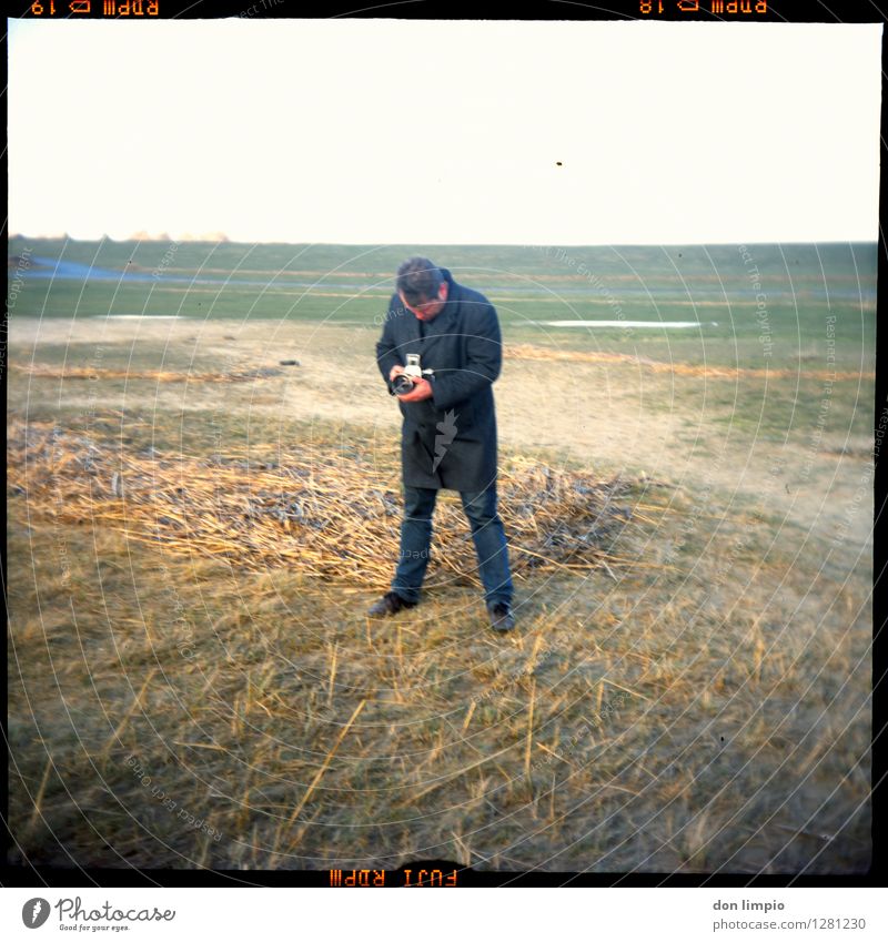 auf weiter flur Freizeit & Hobby Fotografieren Ausflug Ferne maskulin Mann Erwachsene 1 Mensch Damm beobachten machen Blick warten Unendlichkeit nah retro