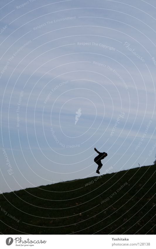 Treppenspringen Trampolin Horizont Frau Wiese Einsamkeit ruhig Freude Silhouette Mensch Glück blau Himmeln Rasen üben Leben Freiheit frei Luftverkehr fliegen