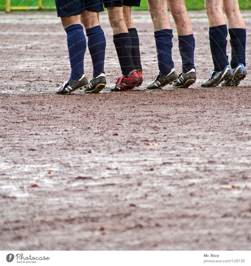 Freistoßmauer Weltmeisterschaft Sportmannschaft Ballsport Fußballplatz Stulpe Fußballschuhe Schlamm Kniestrümpfe Knieschoner Strümpfe marineblau grau schwarz