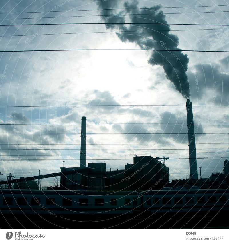 my daily moloch Eisenbahn Gleise Leitung Hochspannungsleitung Fabrik Schornstein Industriefotografie 2 industriell technisch Himmel Wolken Gegenlicht