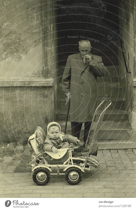 50ies - OPA PORSCHE alt historisch Schwarzweißfoto Kind Kindheitserinnerung Männlicher Senior Außenaufnahme Großvater Rauchen rauchend Kinderwagen Kleinkind