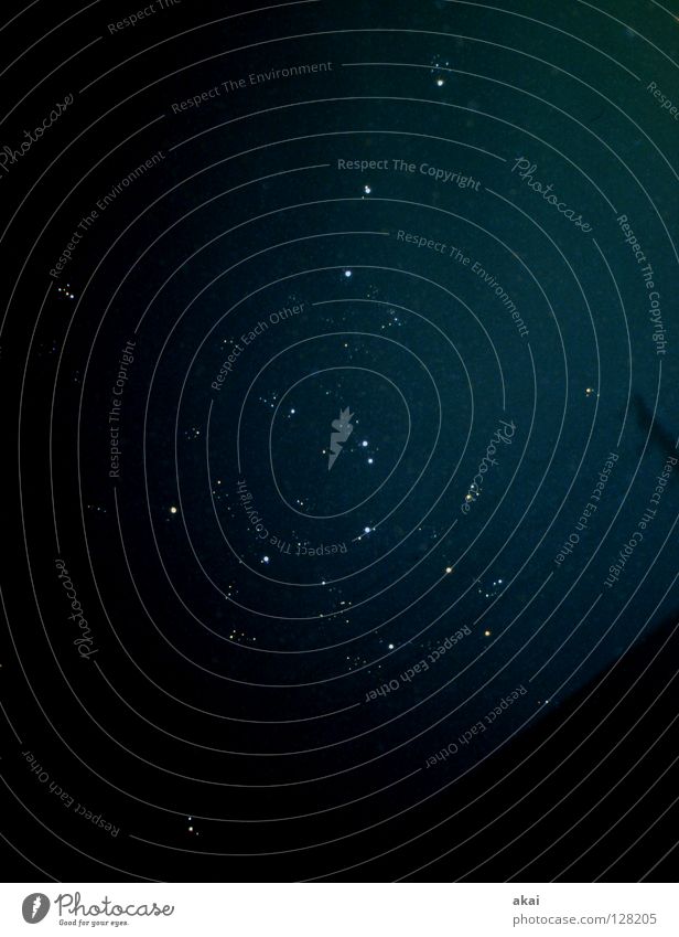 Sternenhimmel Sternbild Astrofotografie Himmel Haus Dach Elektrizität Strommast Spiegelteleskop himmelblau Geometrie Perspektive Paradies ruhig Licht Natur