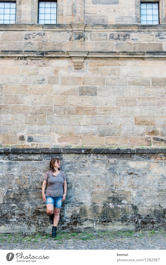 0815 AST | Mauergirl Lifestyle Stil Mensch feminin Frau Erwachsene Leben Körper 30-45 Jahre Wand Fassade Fenster Blick stehen warten authentisch Coolness hell