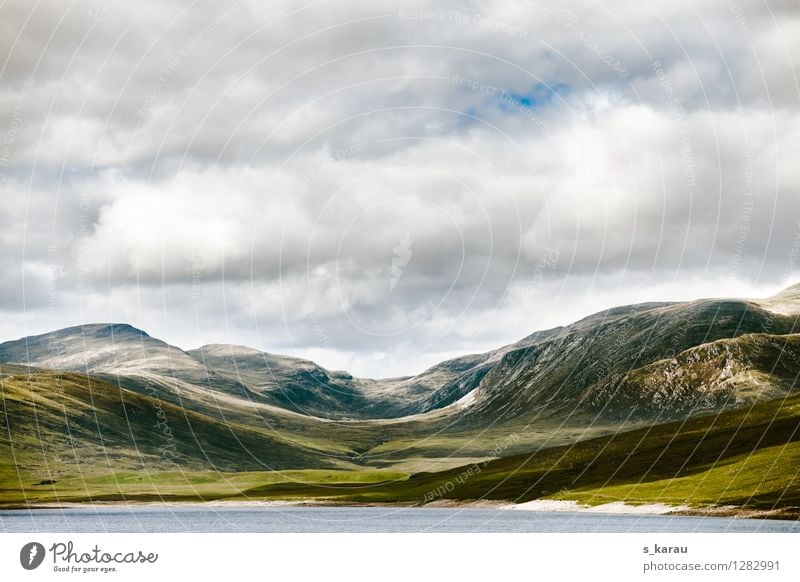 Schottische Highlands Ferien & Urlaub & Reisen Tourismus Abenteuer Freiheit Berge u. Gebirge See Natur Landschaft Wasser Wolken Gras Moos Hügel Felsen Seeufer